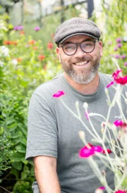 Freudenberg im Siegerland: Gastgeber Peter Mecklenburg (Foto) hat einen schmalen Hausgarten in ein überraschendes Gartenparadies voller Pflanzen und Deko-Objekte verwandelt. Peter ist Halbspanier und möchte seine spanischen Wurzeln beim Gartenfest unter dem Motto "Tief verwurzelt" kulinarisch einfließen lassen.