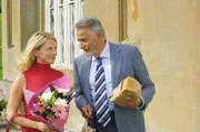 Mortimer (Klaus Wildbolz) zeigt sich von seiner charmanten Seite, er hat für Elisabeth (Diana Staehly) gekocht.