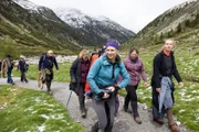 Mit einer Wanderreitgruppe überquert Antonia Schlosser die Alpen. Beim Pfitscher Joch schlägt das Wetter um. Um die Pferde zu schonen, geht die Gruppe die Etappe zu Fuß.