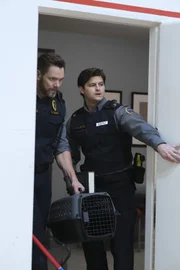 L-R: Frank Shaw (Joel McHale) and Rick Doyle (Kevin Bigley)