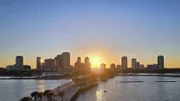Sonnenuntergang über St. Petersburg in Florida. Die Skyline direkt am Hafen ist am besten vom Pier aus zu erleben.