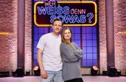 Moderator Kai Pflaume und seine Rateteam-Kapitäne Bernhard Hoëcker und Elton begrüßen in dieser Sendung den Schauspieler Patrick Kalupa und die Schauspielerin Josefine Preuß.