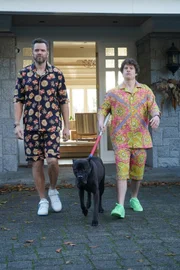 L-R: Frank Shaw (Joel McHale) und Fred 'Shred' Taylor (Michael Rowland)