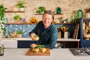 Jamie Oliver mit einer Tortilla frittata.