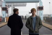 Zwischen Alex (Otto Farrant, r.) und Mr. Blunt (Stephen Dillane, l.) kommt es zur Aussprache – dabei werden die wahren Hintergründe zum Tod von Alex Vater offenbart.
