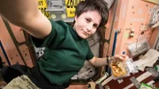 Bildunterschrift: Das Mittagessen auf der ISS soll nicht nur schmecken, vor allen Dingen muss es den individuellen Nährstoffbedarf der Astronauten optimal abdecken, um Mangelerscheinungen entgegenzuwirken.