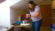 Powerfrau Anna-Vera möchte für den Kuchenverkauf bei der bevorstehenden Pflanzenbörse eine ihrer legendären Torten backen. Doch der Ofen in der Vereinsküche hat seine Tücken.