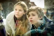 Stella (Zoë Malia Moon) und Till (Otto von Grevenmoor) auf ihrem Beobachtungsposten.