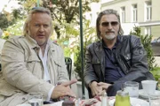 Oberstleutnant Helmuth Nowak (Gregor Seberg, l.) und Major Carl Ribarski (Stefan Jürgens, r.) besprechen in einem Cafe die weiteren Ermittlungsschritte.