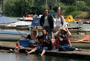 "Kommissar Rex", "Das Donaukrokodil." Krokodilalarm: In der Alten Donau soll ein Krokodil ausgesetzt worden sein und Menschen gefährden! "Sommerloch-Story" oder Realität? Selbst unsere Ermittler werden mit Anrufen belästigt. Da muss die dicke Margarethe, auch Mops genannt, zusehen, wie ihre schöne Schwester Doris im Wasser untergeht. Zunächst kein Fall für die Mordkommission. Wohl aber der des Kellners Serge, der kurz danach in seiner Wohnung nahe der "Alten Donau" erschossen aufgefunden wird. Viele Indizien weisen auf Serges eifersüchtige Freundin Sonja hin. Unsere Ermittler stoßen dank Rex auf ein Beweisstück, das dem Fall eine totale Wende gibt.Im Bild (v.li.): Johann Murg, Alexander Pschill, Elke Winkens, Heidi Gross.