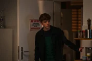 Simon (Marlon Heinrich) will trotz der Ausgangssperre auf ein Date gehen und versucht, sich davonzuschleichen.