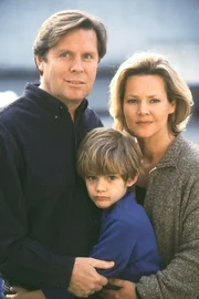 Das Familienidyll trügt: Dr. Stefan Frank (Sigmar Solbach), Susanne (Daniela Strietzel) und ihr gemeinsamer Sohn Marc (Denis Power).