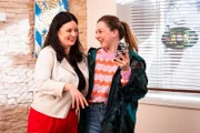 Sarah (Sophie Reiml, links) freut sich über ein Selfie mit Angela Ascher (rechts).