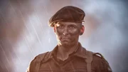 REENACTMENT - Major Currie (gespielt von Trevor Hinton) steht im Regen.