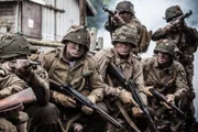 REENACTMENT - Major Stopka, Hauptmann Rosemond, Leutnant Provost und Mitglieder der 502nd PIR mobilisieren in der Nähe von Carentan, Frankreich. Schauspieler L-R: Joey McKerricher, Kylan MacKenzie, Gavin Marck, Austin Trapp.