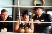 Interessiert schauen Klaus (Heinrich Schmieder, li.), Bubi (Benno Führmann, Mitte) und der Manager Fritz Gretzschel (Horst Krause, re.) beim Training zu.