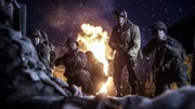 REENACTMENT - Amerikanische Soldaten in höchster Alarmbereitschaft am Rande der Brücke. Die Schauspieler von links nach rechts: Jesse Irving, Mitchell Sviatko, Brody Rokstad, Alessandro Pekin, und Will Matzhold.