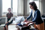 Eine Familie möchte Jenkele ein neues Zuhause schenken und Klara hilft ihm beim Zusammenpacken.