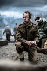 REENACTMENT - Hauptmann Spencer bietet als Gefangener in Hoven seine Hilfe bei deutschen Opfern an. Die Schauspieler Joel Eskildsen und Austin Evanish.