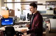 Thorsten  (Samson Fischer) überrascht Lena mit einem Kuchen.