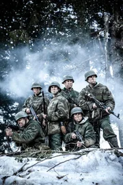 REENACTMENT - Deutsche Soldaten in höchster Alarmbereitschaft. Die Schauspieler von links nach rechts: Gavin Marck, Jesse Irving, Kevin Rosmer, Will Matzhold, Jeremy O'Driscoll, und Harrison Macdonald.