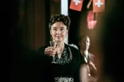 Lisbet-Marie (Sylvia Rohrer) hält anlässlich ihres Geburtstages eine kleine Ansprache für ihre Gäste.