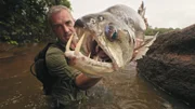 Cyril hält einen Fisch.