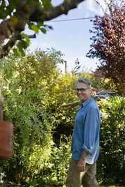 Die rbb Gartenzeit wird 20 Jahre und feiert dies mit einer Sondersendung. Am 1. Mai 2005 strahlte das rbb-Fernsehen zum ersten Mal die rbb Gartenzeit aus. Seitdem berichtete das Magazin in mehr als 450 Sendungen aus den schönsten Privat-Gärten und Parks unserer Region. Anlässlich ihres 20. Jubiläums gibt es in der Sondersendung eine kleine Zeitreise in die Vergangenheit der Gartenzeit. - Horst Mager in seinem Schrebergarten in Berlin.