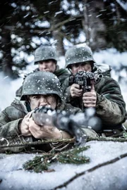 REENACTMENT - Deutsche Soldaten in höchster Alarmbereitschaft. Die Schauspieler von links nach rechts: Kevin Rosmer, Will Matzhold und Jeremy O'Driscoll.