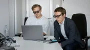 v.li.: Die Journalisten Frederik Obermaier und Bastian Obermayer schauen sich mithilfe von Spezialbrillen ein geleaktes Video an.