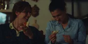 Nicolas Dardenne (Gustav Schmidt, l.) ist zum ersten Mal bei Louna Lloris (Anna Bardavelidze, r.) zu Hause und die beiden genießen die ungezwungene Nähe.