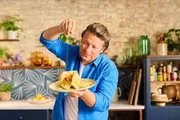 Jamie Oliver mit einem Filoteig mit Feta zu. Jamie Oliver mit einem Filoteig mit Feta zu.
