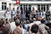 Die Leitung des Flüchtlingsheims begrüßt die Überlebenden des Konzentrationslagers Buchenwald in ihrer neuen Bleibe.