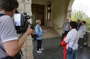 Führung durch die Schlossanlage für eine Besuchergruppe
