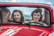 Klara (Annina Walt, li.) und Charlotte (Caroline Imhof, re.), die beiden Helferinnen des Flüchtlingsheims, kommen bei einer Autofahrt ins Grüne auf andere Gedanken.