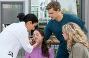 Mikko (Luan Gummich, 2.v.r.) steht bei der Behandlung der beiden Schwestern Sophia (Bianca Nawrath, 2.v.l.) und Pia Krämer (Charleen Deetz, r.) neben sich. Das bleibt vor Ausbilderin Leyla Sherbaz (Sanam Afrashteh, l.) nicht unbemerkt.