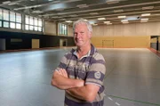 Rudi Deike war als Buchhalter bei dem Sportbodenhersteller beschäftigt, während dort um eine Milliardensumme betrogen wurde.