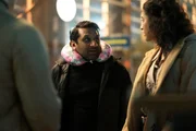 Amit Patel (Ravi Patel) und Emily Price (Vella Lovell)