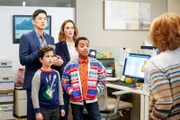 (v.li.): Tyler Wladis (Graham D’Amato), Jake Choi (Miggy Park), Leighton Meester (Angie D’Amato), Devin Trey Campbell (Rory Banks).