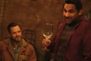 L-R: Frank Shaw (Joel McHale)  und Amit Patel (Ravi Patel)