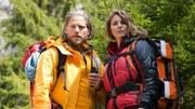 Per Funk stimmen sich Markus (Sebastian Ströbel) und Katharina (Luise Bähr) mit ihrem Team ab. Wo kann Prof. Scharnitz sein?