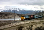 Mit dem TranzAlpine in schwindelnde Höhen, entlang Flüssen und Seen zu den üppigen Buchenwäldern der Tasman-See.