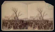 Eine stereoskopische Postkarte, die einen Lynchmord an einem Afroamerikaner im Jahr 1882 zeigt.
