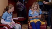 Die minderjährigen Schwestern sind auf einem Schulausflug in New York. Während die jüngere Emily (Catherine Missal, l.) sich mit Museumsbesuchen begnügt, will Taylor (Taylor Spreitler) unbedingt etwas erleben...