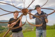 Der Multihandwerker und Metallkünstler Markus Tschiggerl mit Weinbauer Simon Engel im Weingarten.