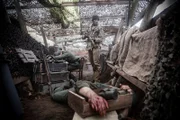 REENACTMENT - 2nd Lt. Baker (gespielt von Dominic Greyson) untersucht den deutschen Bunker.