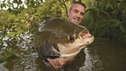 Cyril hält einen großen Fisch.