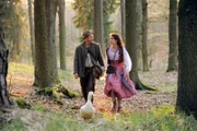 Der Vater (Johann von Bülow) macht sich auf die Suche nach seinen Kindern und trifft auf Marie (Anja Kling).
