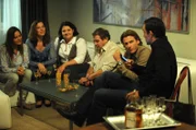 Die Preissingers haben ihre Freunde zu sich nach Hause eingeladen. Von links: Trixi Preissinger (Doreen Dietel), Annalena Brunner (Heidrun Gärtner), Monika (Christine Reimer), Peter Vogl (Klaus Hager), Sebastian Wildner (Herbert Ulrich) und Mike Preissinger (Harry Blank).