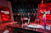 Moderatorin Esther Sedlaczek mit den Kandidaten des Teams "Comedy": Michael Mittermaier und Paul Panzer und Quiz-Ass Thorsten Zirkel.
